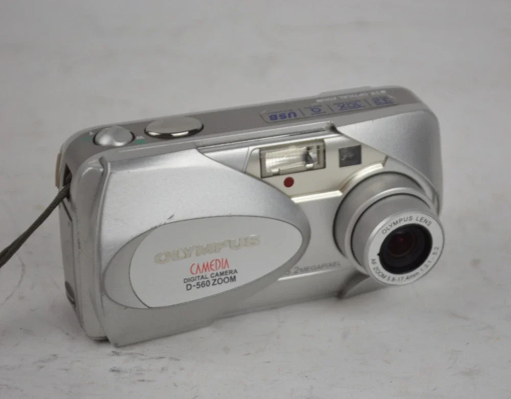 Olympus Camedia D-560 Zoom 3.2MP Digital Camera w/ 16MB xD Card Tested Works
